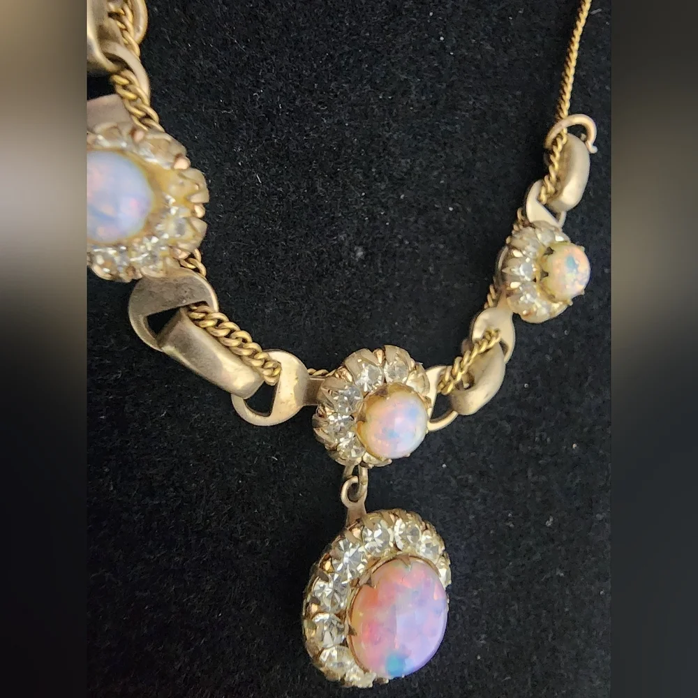 SE5 Elegant Gold Necklace with Light Purple Opal Accents